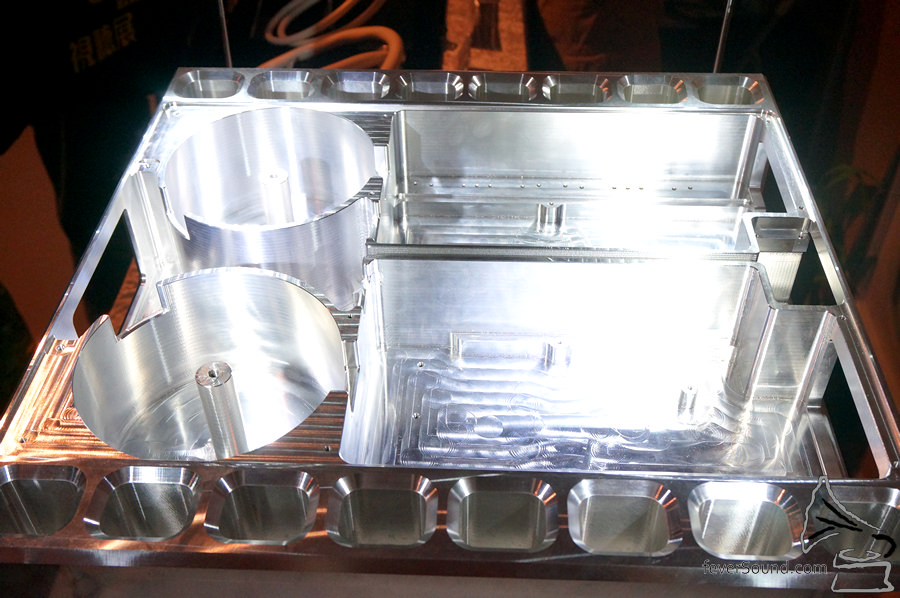 丹麥新品牌 Alluxity 以全塊 CNC 航天鋁材挖空製作機箱,堅!