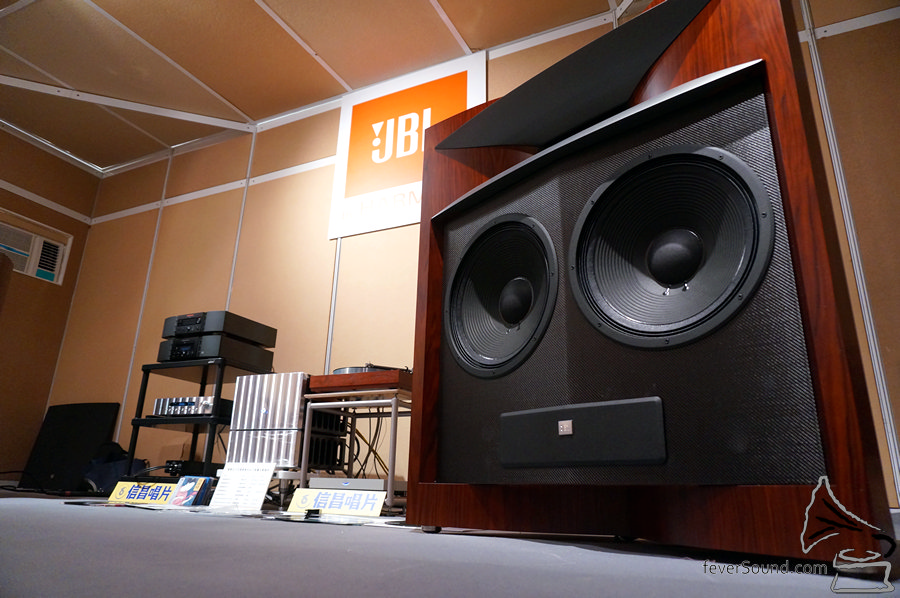 對 JBL,始終有一份情意結,所以貼圖一張!