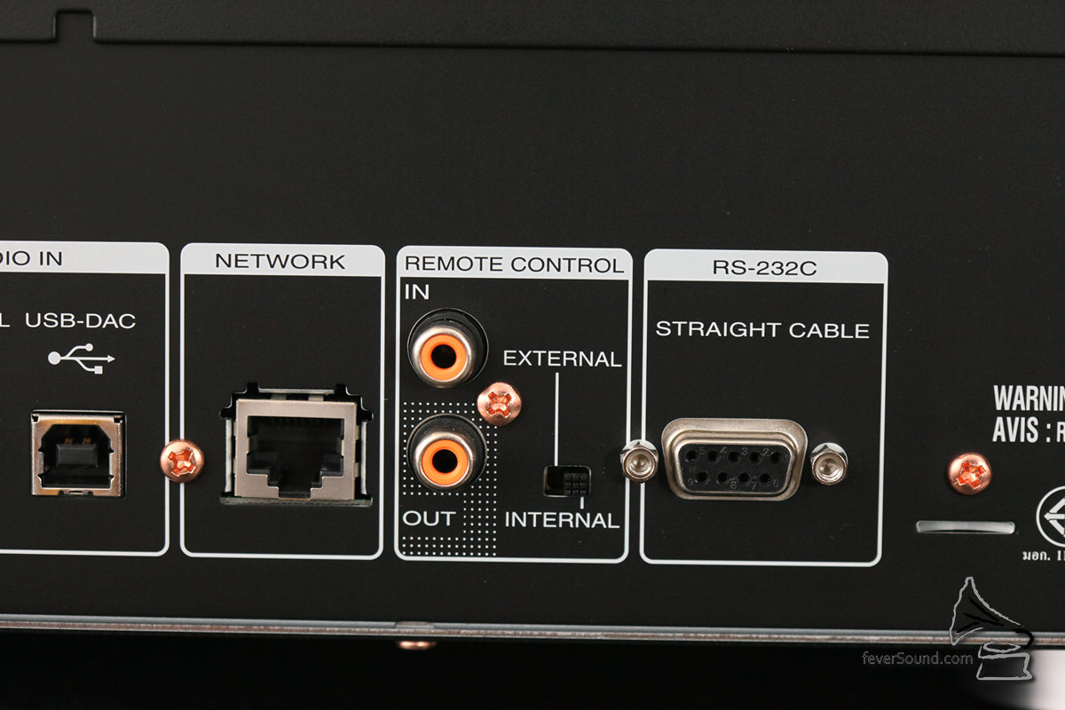 以RCA線接上遙控端子，APP可控制同系擴音機