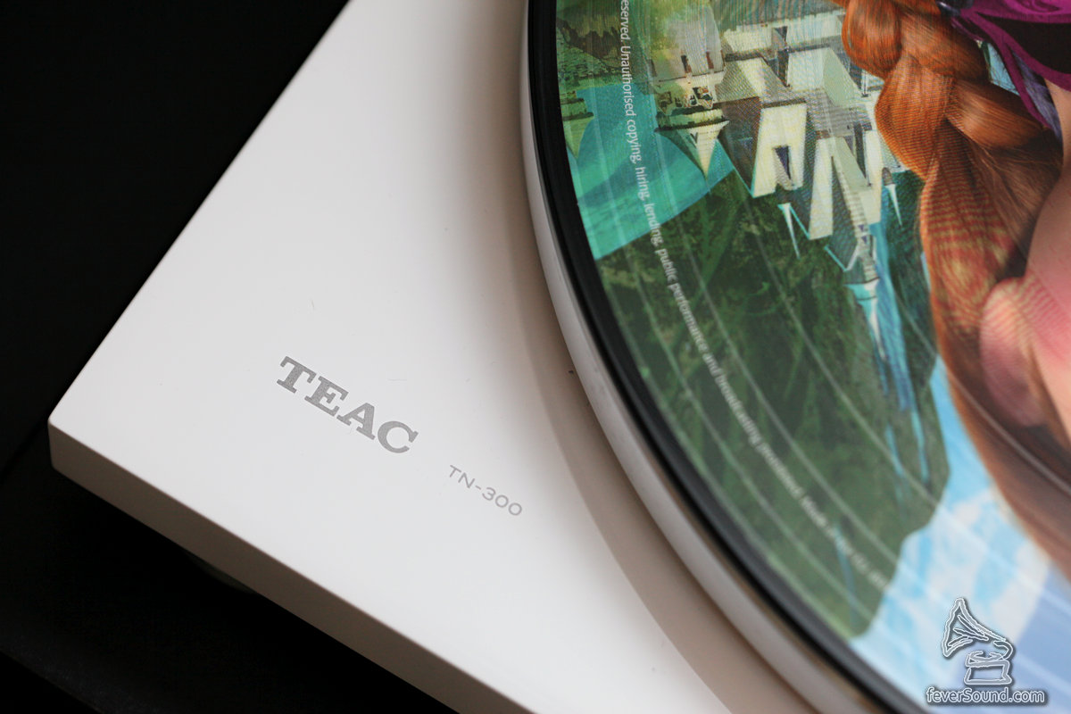 有白色、紅木色及黑色