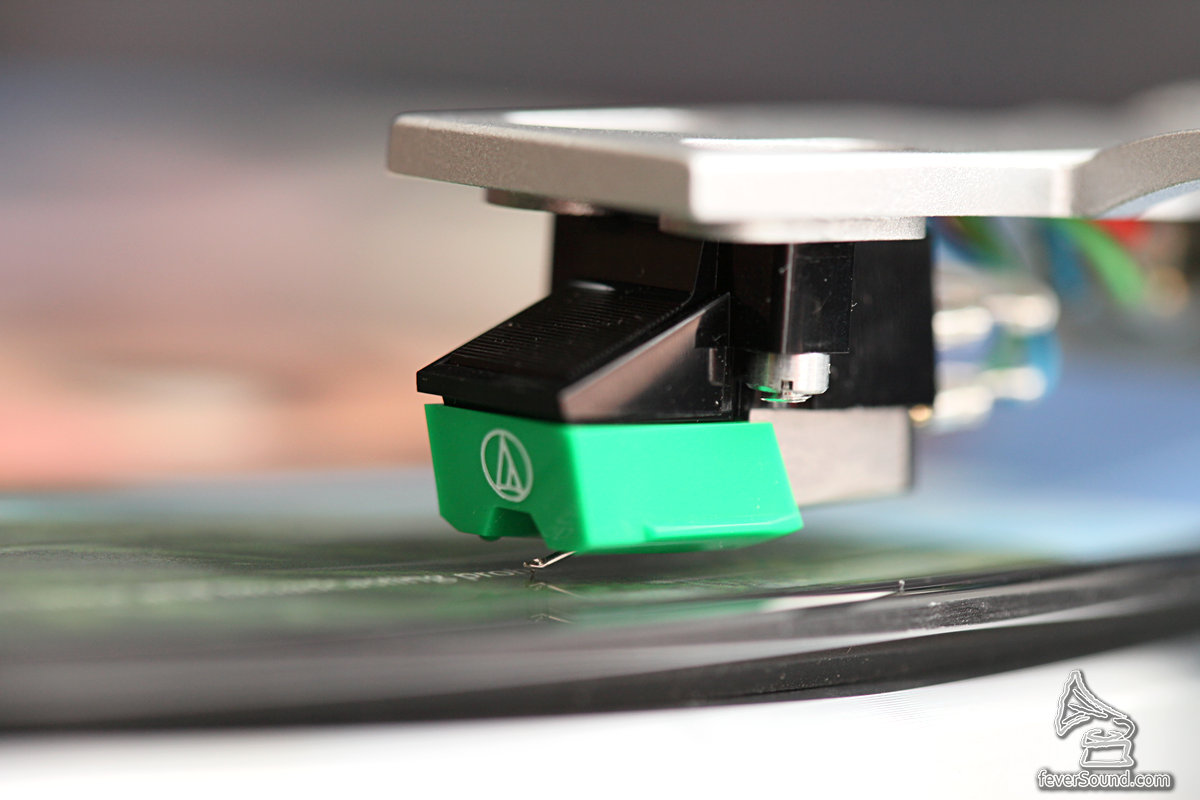 附設的MM唱頭為Audio-Technica的AT95E VM,2.5mV±3dB輸出。可以自換其他唱頭。