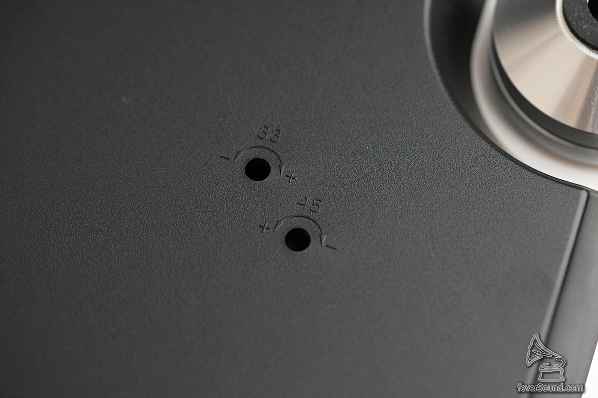 盤底有轉速微調,很有用,但若然這微調設在上方可以邊唱邊調更佳