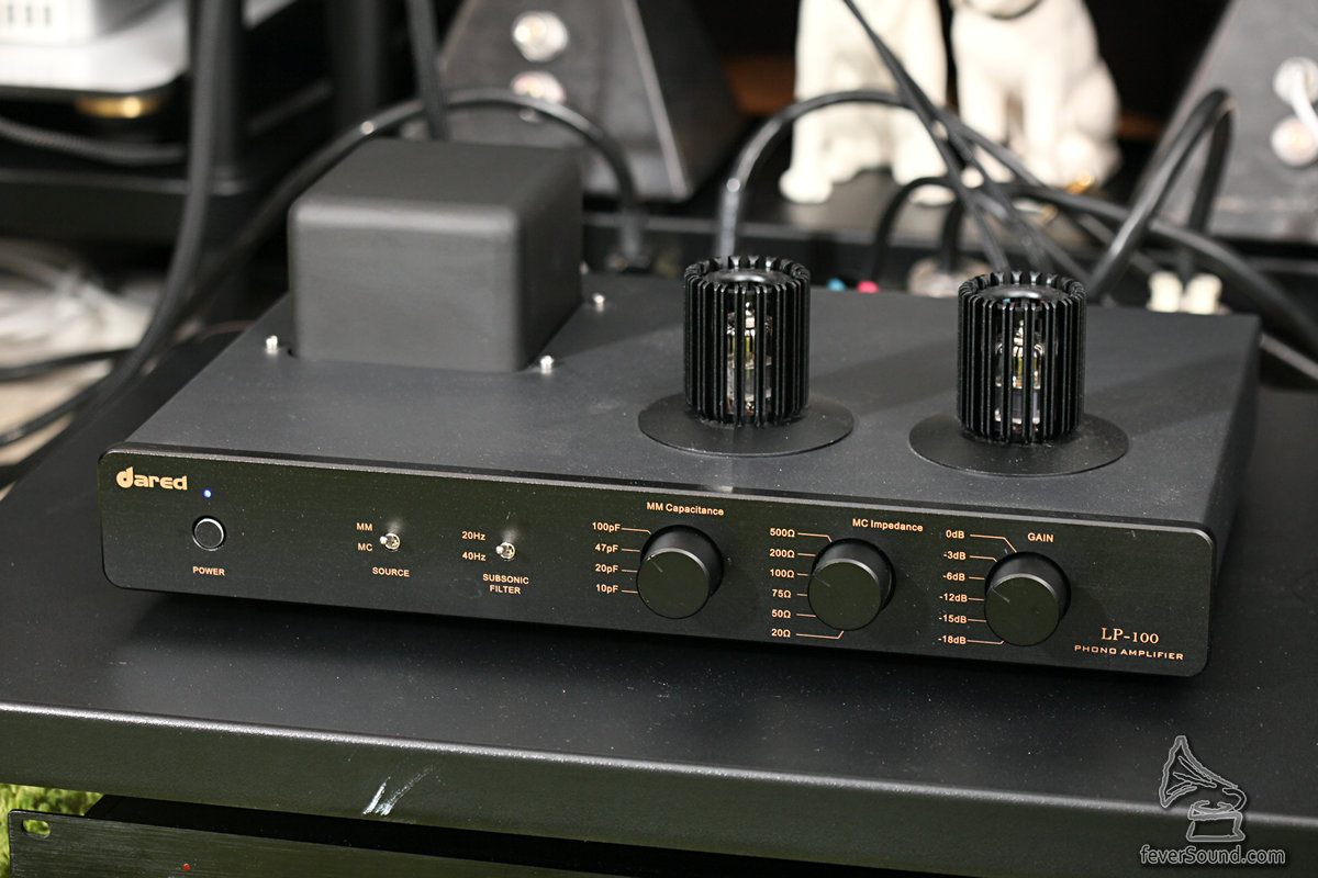 機內的MM唱頭放大質素很一般,借用Dared的真空管唱頭放大器LP-1000,音質大幅提昇,證明「補得起」!