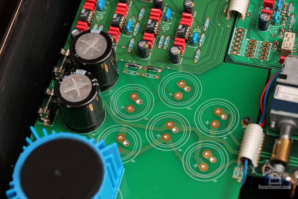 由於同一線路板考慮為合併擴音機使用，故此預留了一些濾波電容位置