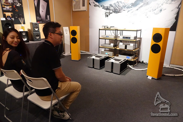 方浪音響 day one 出德國 Manger 喇叭 + 丹麥 Vitus Audio 擴音機,訊源當然是韓國 Aurender N10 加瑞士 Weiss 的 Medus…咪住,聽野果位好熟面口喎…隔離果位係…