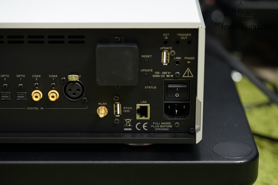 網線可用RJ45接頭,也可作WiFi接駁