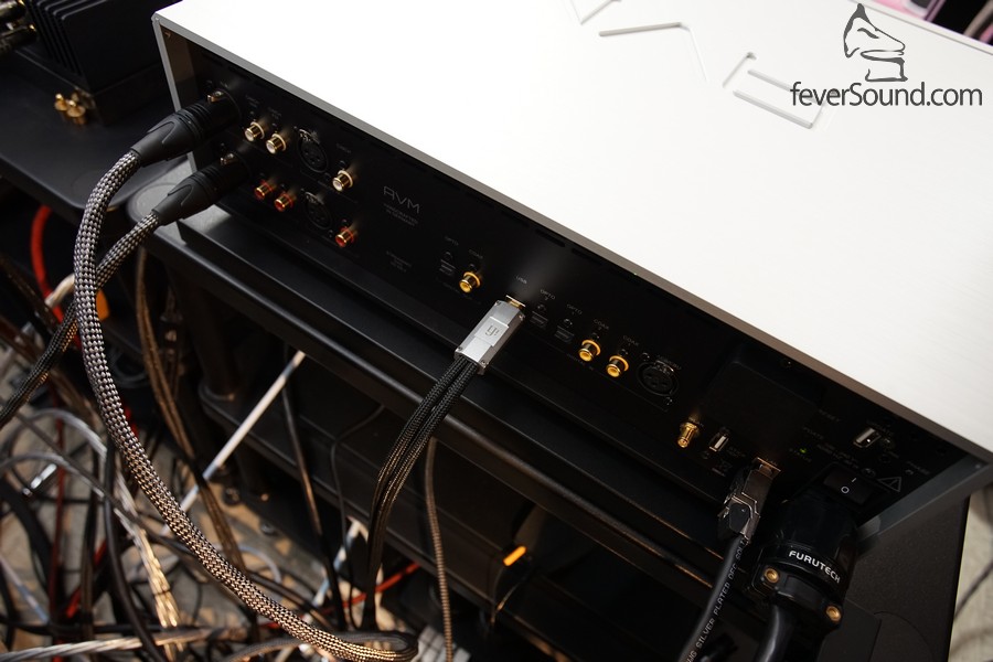 雖然機背端子眾多,但要簡單可以好簡單,一條電源線,一對訊號線接有源喇叭,再加一條網線或USB線已經可以欣賞靚音樂。