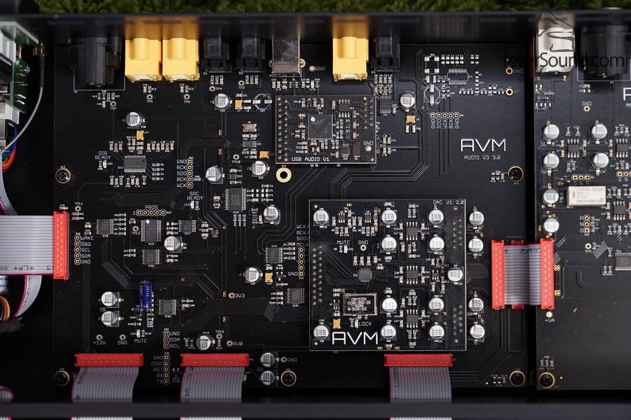 數碼訊號處理集中在這裡,由於越多數碼輸入,對音質的影響會越大,因此廠方在設計時下了不少功夫,將輸入端子之間可能出現的干擾減到最少