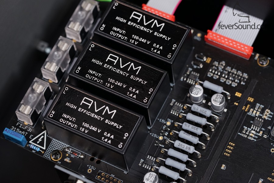 這是供電部份,廠方指其供電可以做到開關式的高效能高穩定性,但卻有模擬供電的低訊噪低干擾