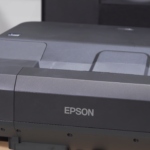 光猛又襟睇：EPSON EH-LS100鐳射光源低角度短投機