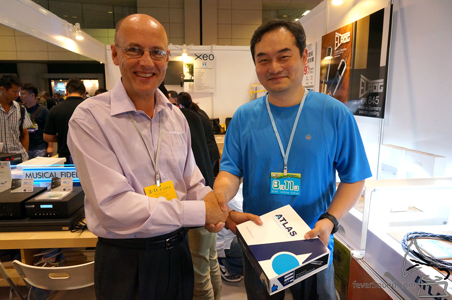 用家陳先生(右)與 ATLAS Cables 董事總經理 Kevin Kelly 合照。