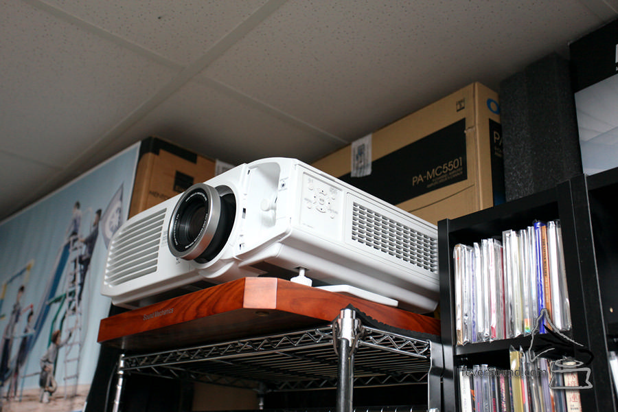 投影機使用 Sanyo 的產品。