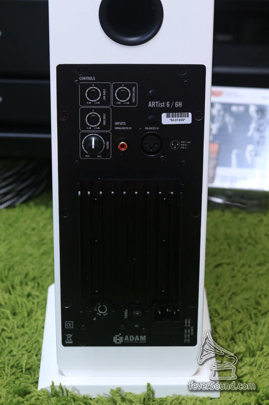 內置擴音機及接線都設在底部,走線更容易